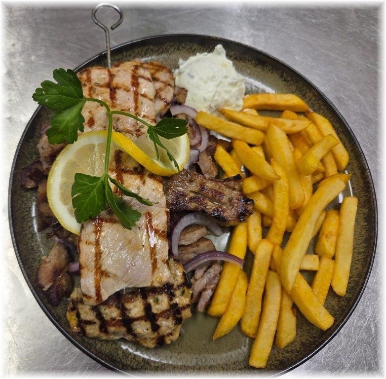 Gegrillter Fisch mit Gemüse und Zitrone im mediterranen Stil