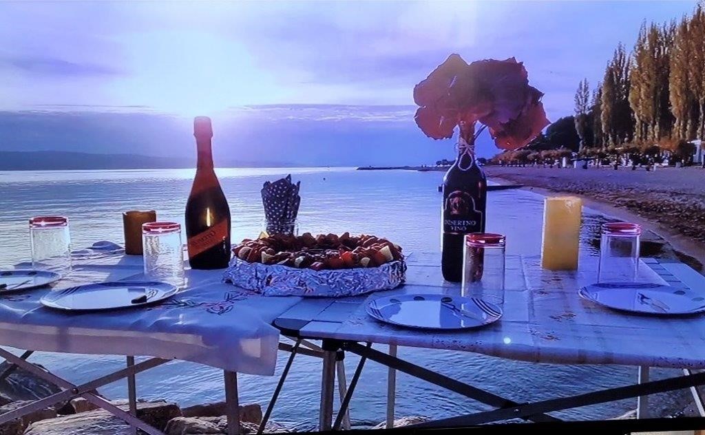 Anstoßende Gläser bei einer gelungenen Feier im Restaurant