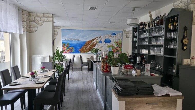 Gastraum der Taverne Nostos mit gedeckten Tischen