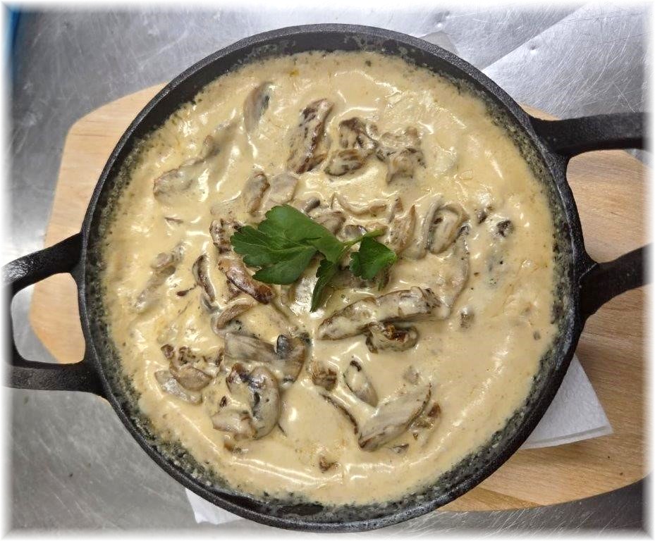 Mehrere kleine Teller mit griechischen Meze-Vorspeisen auf einem Tisch