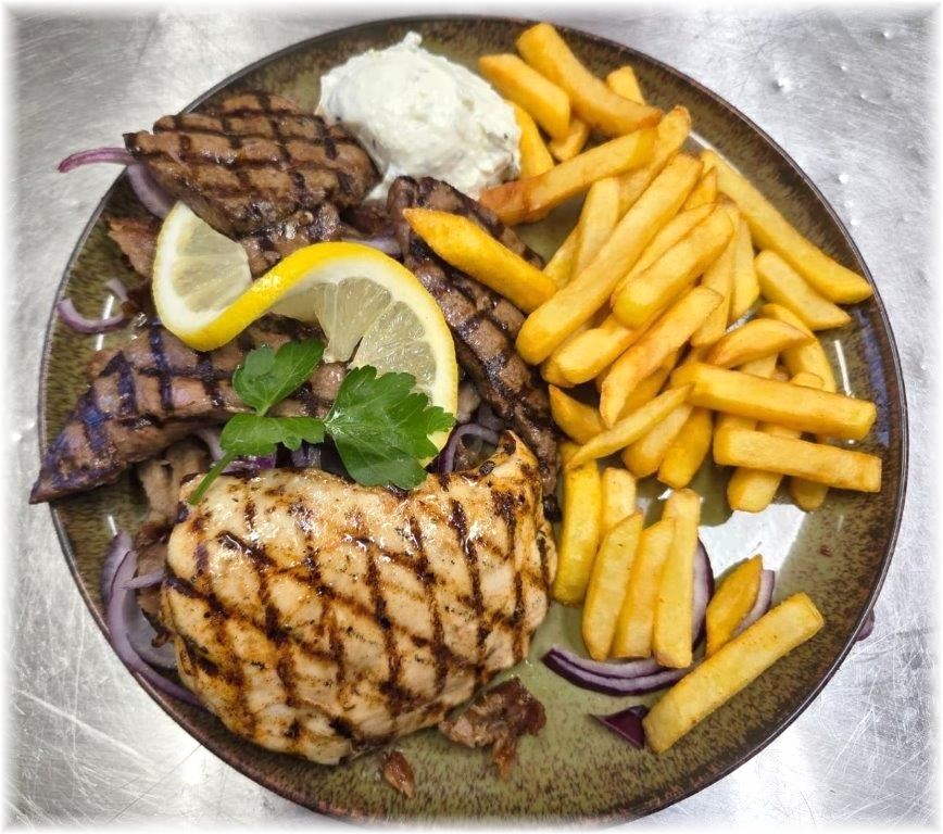 Gemischter griechischer Teller mit Fleisch, Beilagen und Salat
