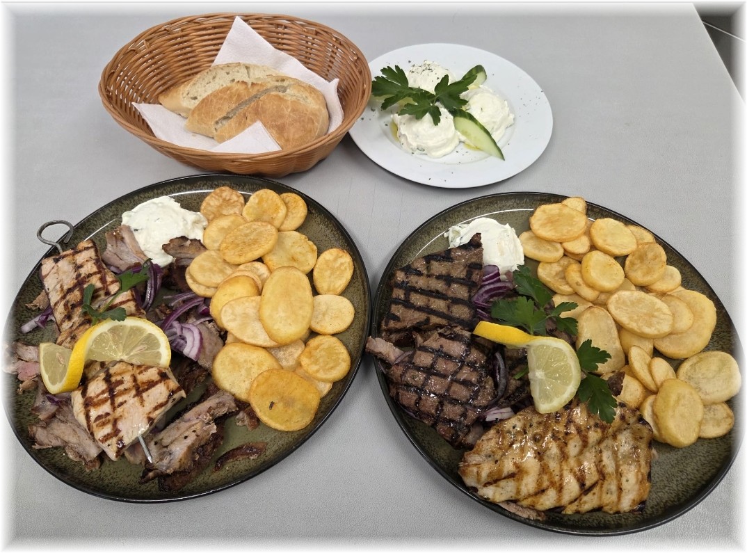 Griechischer Salat mit Tomaten, Gurken, Oliven und Schafskäse